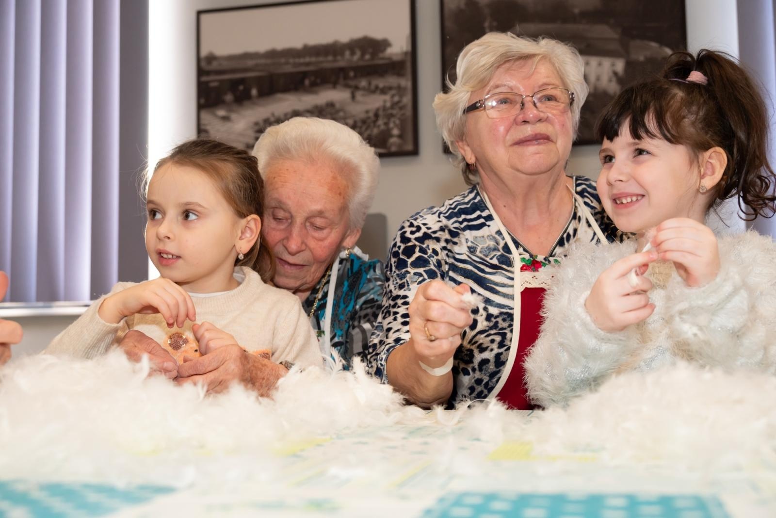Zdjęcie w galerii na portalu naszraciborz.pl: Skubanie pierza w Tworkowie. Tradycja, która łączy pokolenia wiadomości z regionu