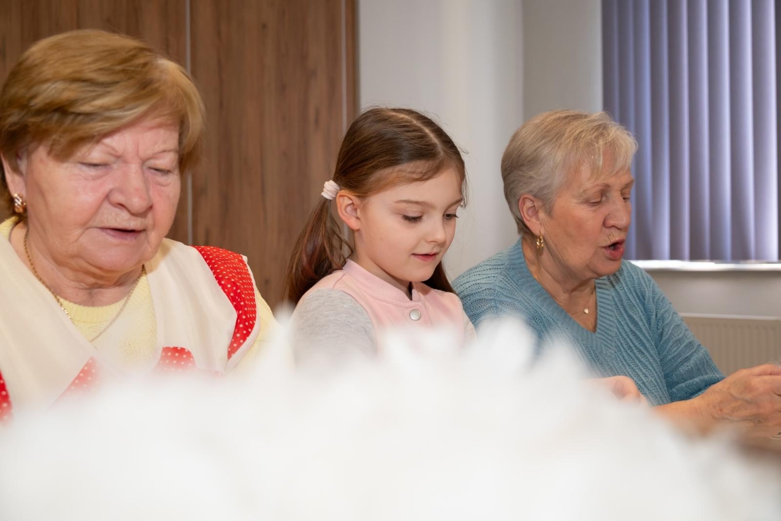 Zdjęcie w galerii na portalu naszraciborz.pl: Skubanie pierza w Tworkowie. Tradycja, która łączy pokolenia wiadomości z regionu