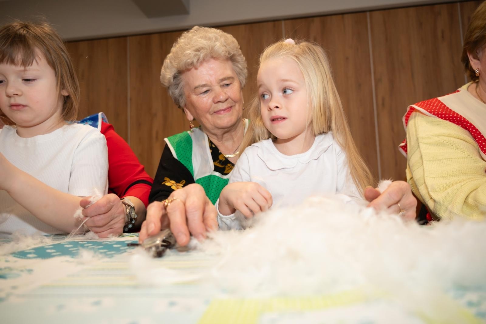 Zdjęcie w galerii na portalu naszraciborz.pl: Skubanie pierza w Tworkowie. Tradycja, która łączy pokolenia wiadomości z regionu