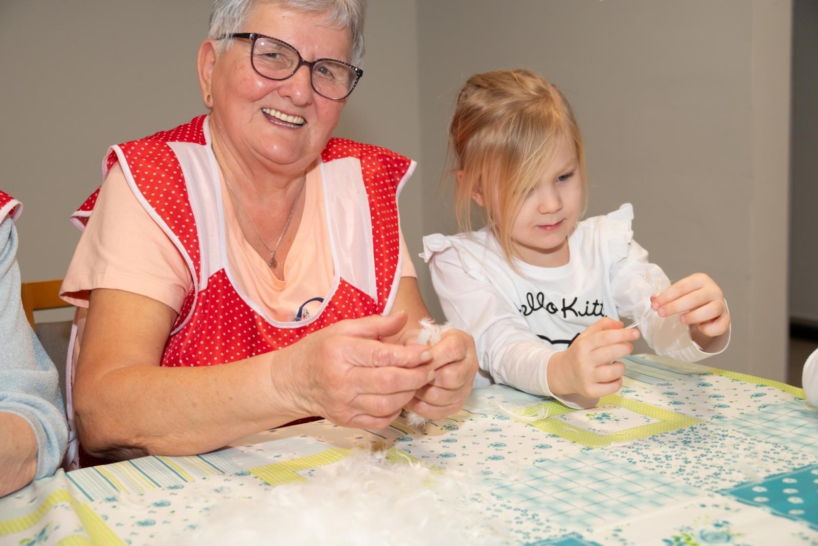 Zdjęcie w galerii na portalu naszraciborz.pl: Skubanie pierza w Tworkowie. Tradycja, która łączy pokolenia wiadomości z regionu