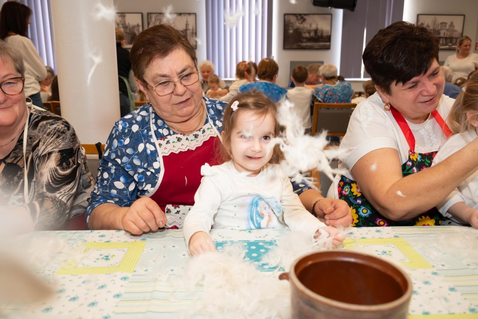 Zdjęcie w galerii na portalu naszraciborz.pl: Skubanie pierza w Tworkowie. Tradycja, która łączy pokolenia wiadomości z regionu