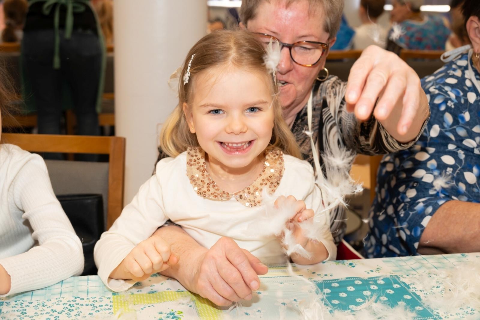 Zdjęcie w galerii na portalu naszraciborz.pl: Skubanie pierza w Tworkowie. Tradycja, która łączy pokolenia wiadomości z regionu