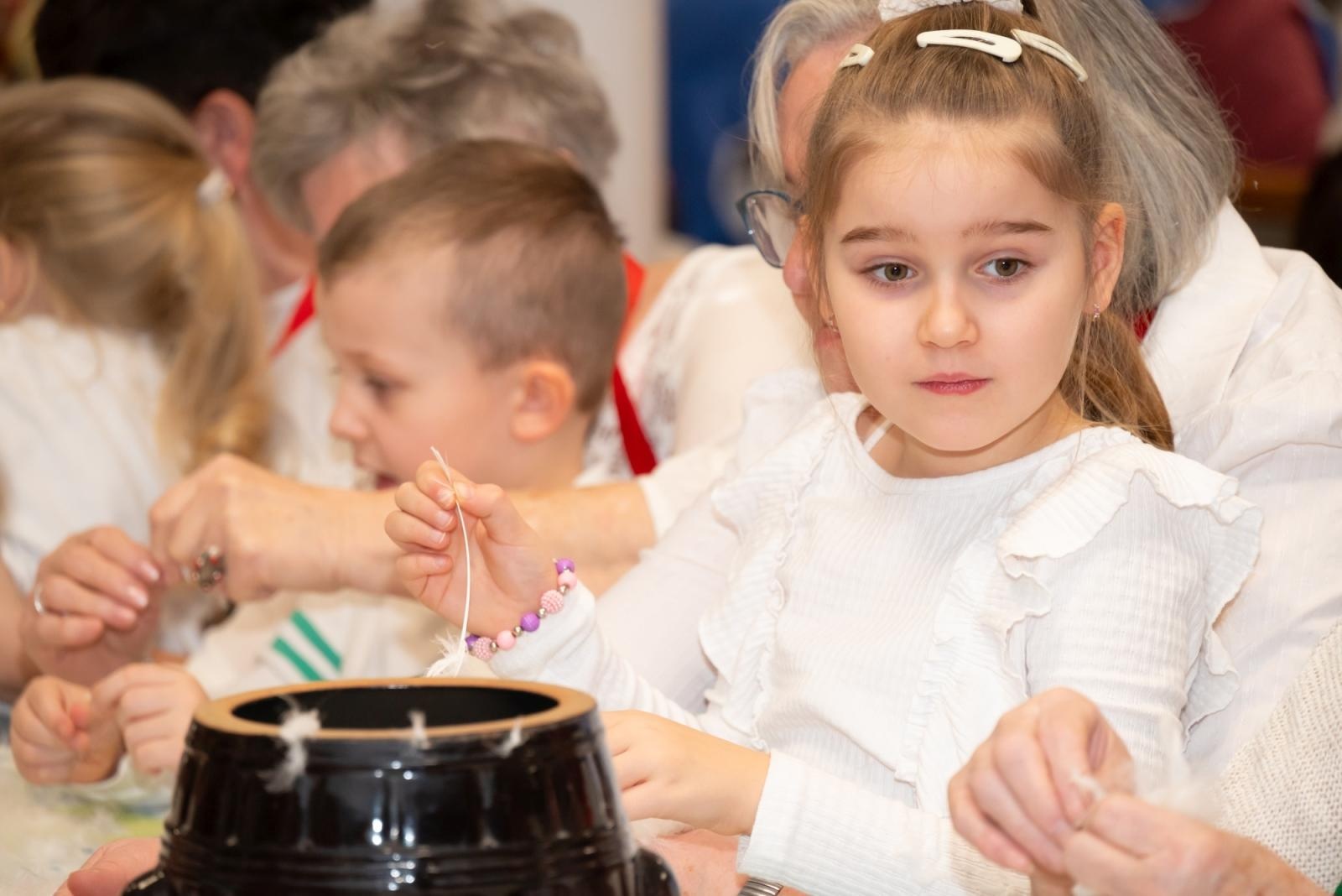 Zdjęcie w galerii na portalu naszraciborz.pl: Skubanie pierza w Tworkowie. Tradycja, która łączy pokolenia wiadomości z regionu