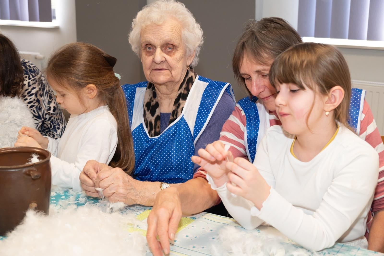 Zdjęcie w galerii na portalu naszraciborz.pl: Skubanie pierza w Tworkowie. Tradycja, która łączy pokolenia wiadomości z regionu