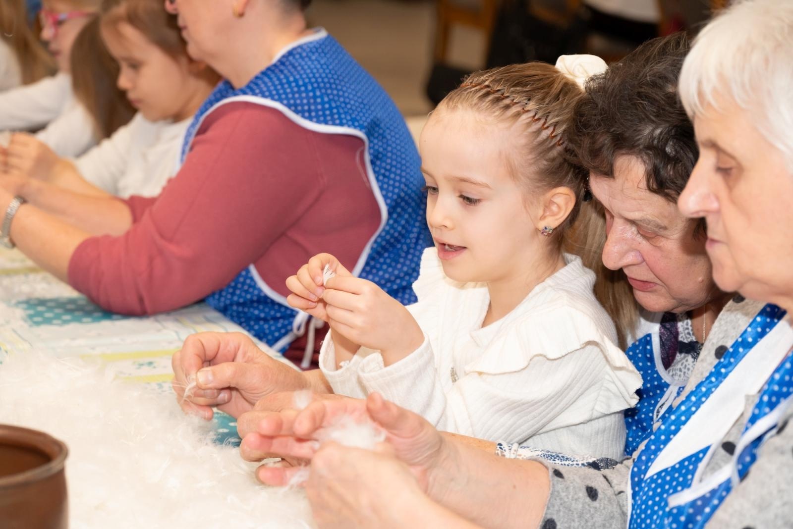 Zdjęcie w galerii na portalu naszraciborz.pl: Skubanie pierza w Tworkowie. Tradycja, która łączy pokolenia wiadomości z regionu