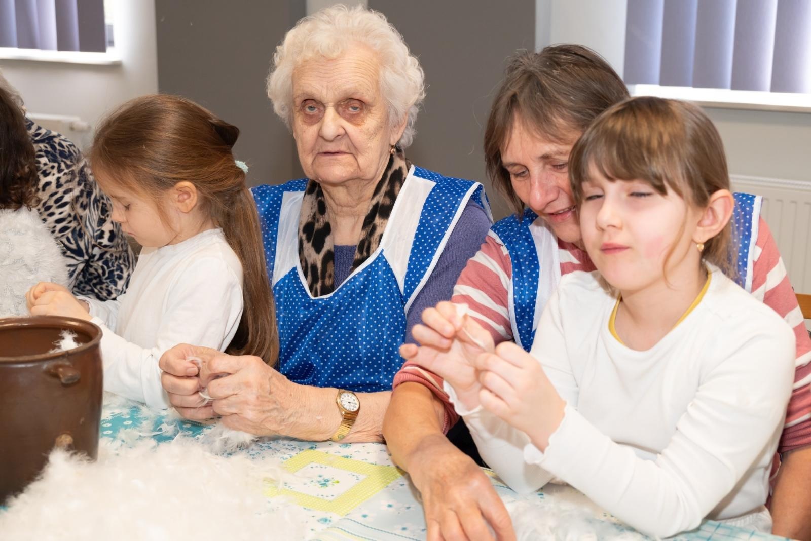 Zdjęcie w galerii na portalu naszraciborz.pl: Skubanie pierza w Tworkowie. Tradycja, która łączy pokolenia wiadomości z regionu