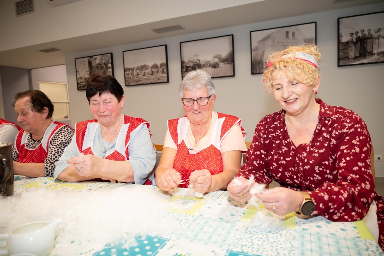 Zdjęcie w galerii na portalu naszraciborz.pl: Skubanie pierza w Tworkowie. Tradycja, która łączy pokolenia wiadomości z regionu