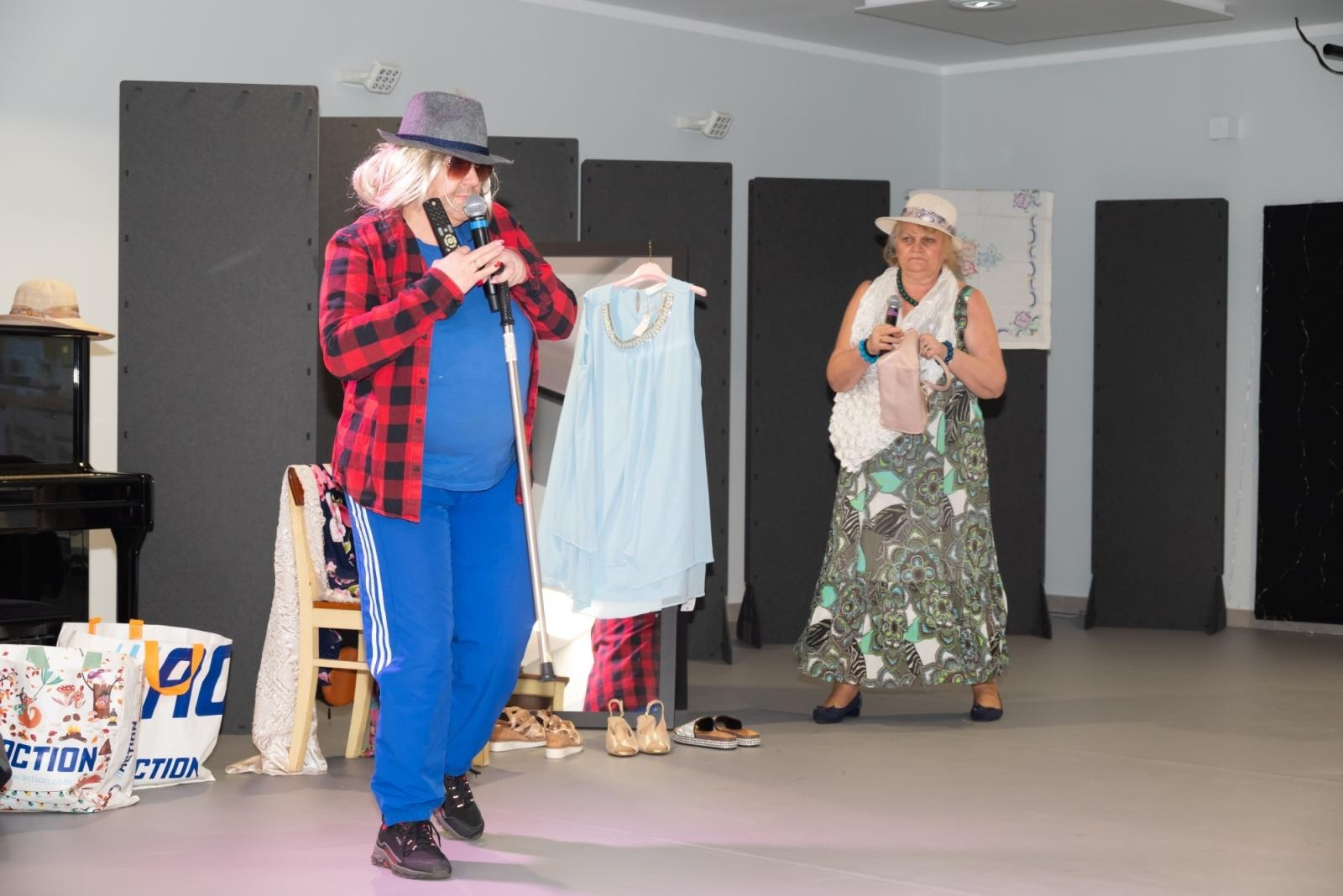 Zdjęcie w galerii na portalu naszraciborz.pl: Skubanie pierza w Tworkowie. Tradycja, która łączy pokolenia wiadomości z regionu