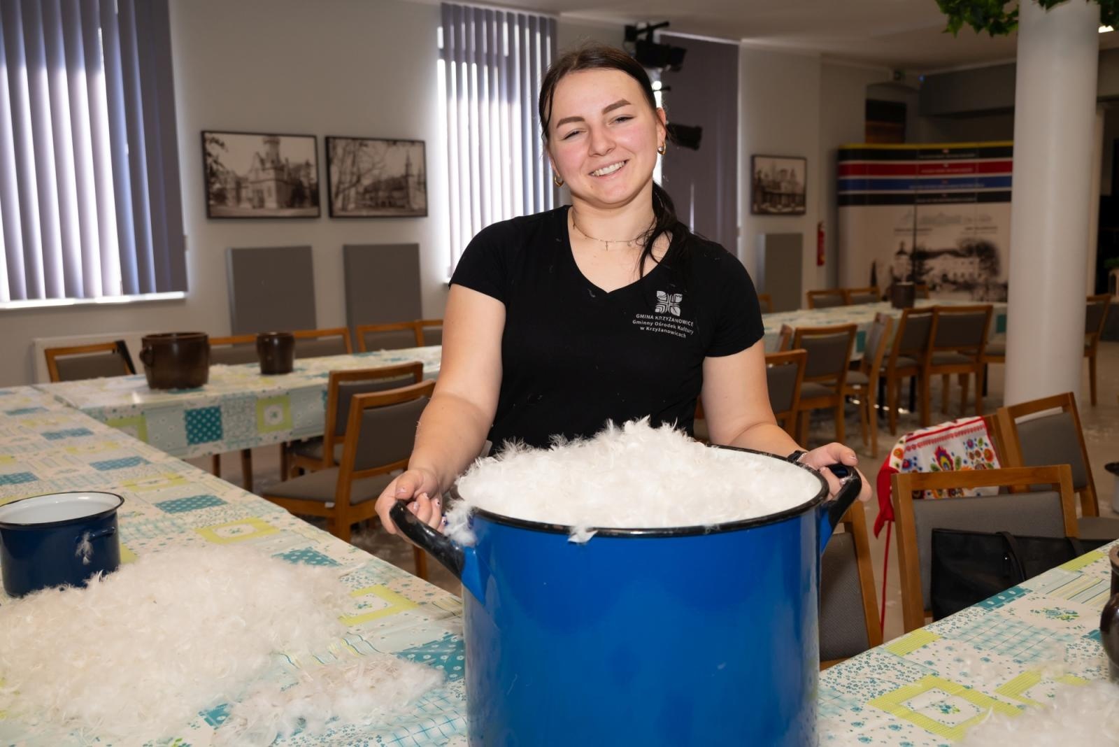 Zdjęcie w galerii na portalu naszraciborz.pl: Skubanie pierza w Tworkowie. Tradycja, która łączy pokolenia wiadomości z regionu