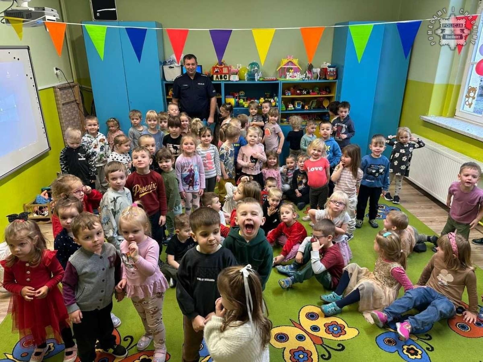 Zdjęcie w galerii na portalu naszraciborz.pl: Dzielnicowy na spotkaniu z dziećmi w Raciborzu i Rudniku wiadomości z regionu