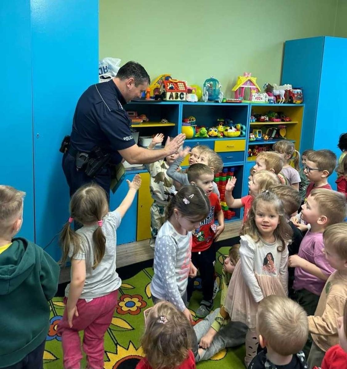 Zdjęcie w galerii na portalu naszraciborz.pl: Dzielnicowy na spotkaniu z dziećmi w Raciborzu i Rudniku wiadomości z regionu