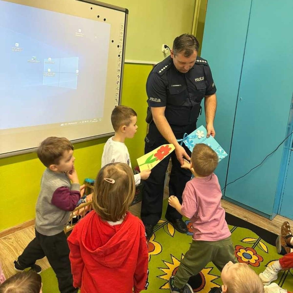 Zdjęcie w galerii na portalu naszraciborz.pl: Dzielnicowy na spotkaniu z dziećmi w Raciborzu i Rudniku wiadomości z regionu