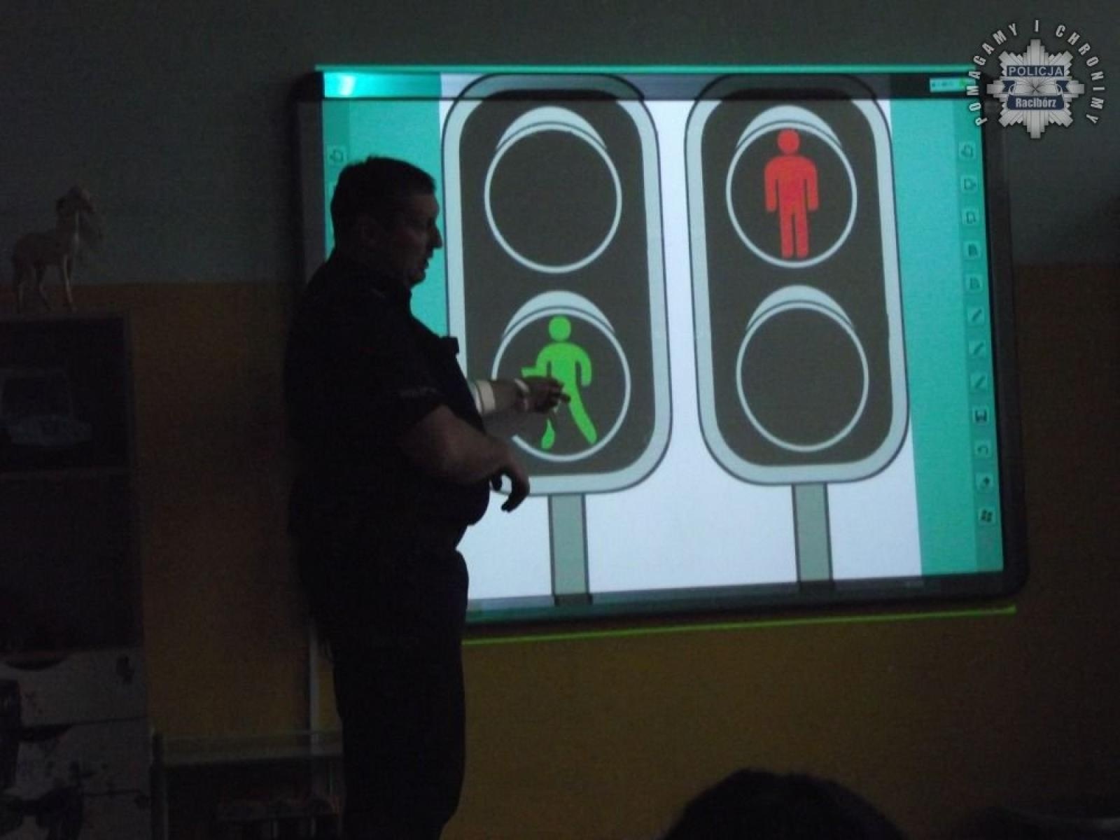 Zdjęcie w galerii na portalu naszraciborz.pl: Dzielnicowy na spotkaniu z dziećmi w Raciborzu i Rudniku wiadomości z regionu