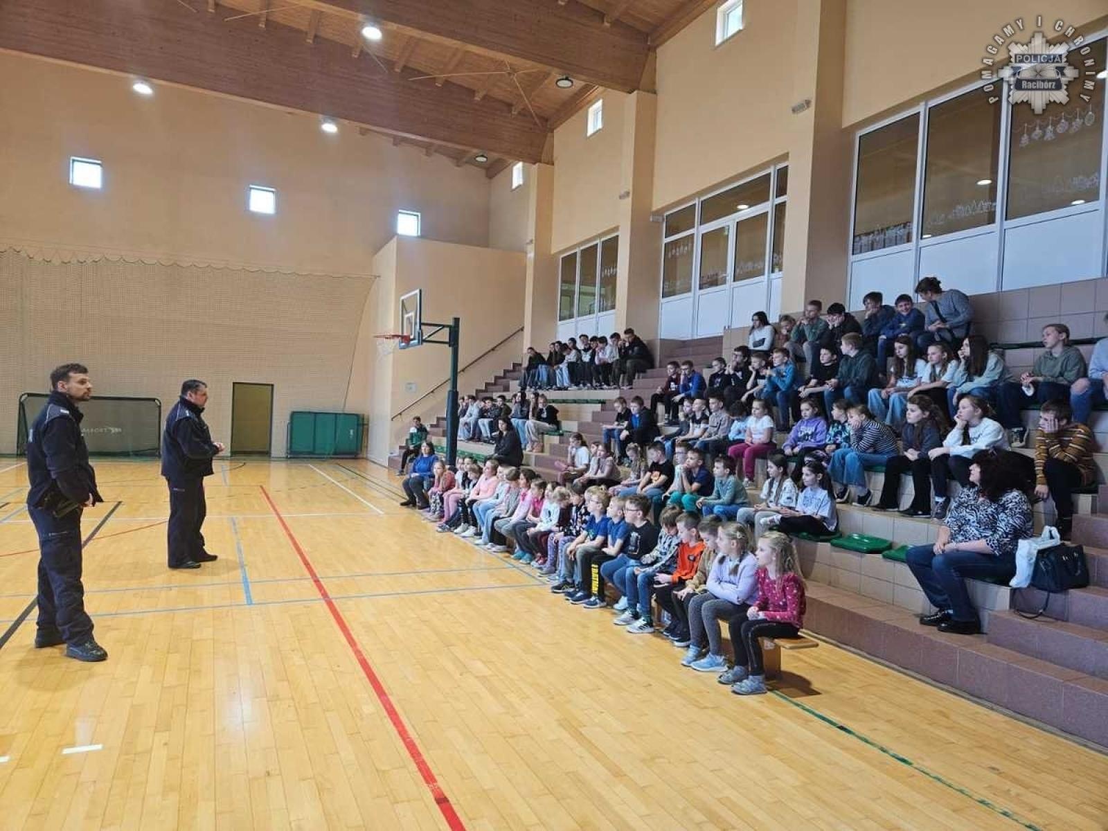 Zdjęcie w galerii na portalu naszraciborz.pl: Dzielnicowy na spotkaniu z dziećmi w Raciborzu i Rudniku wiadomości z regionu