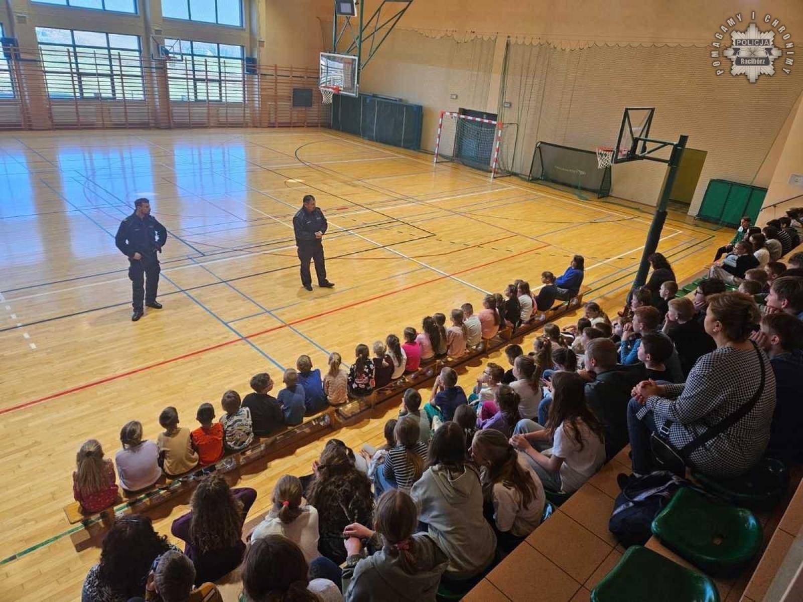 Zdjęcie w galerii na portalu naszraciborz.pl: Dzielnicowy na spotkaniu z dziećmi w Raciborzu i Rudniku wiadomości z regionu