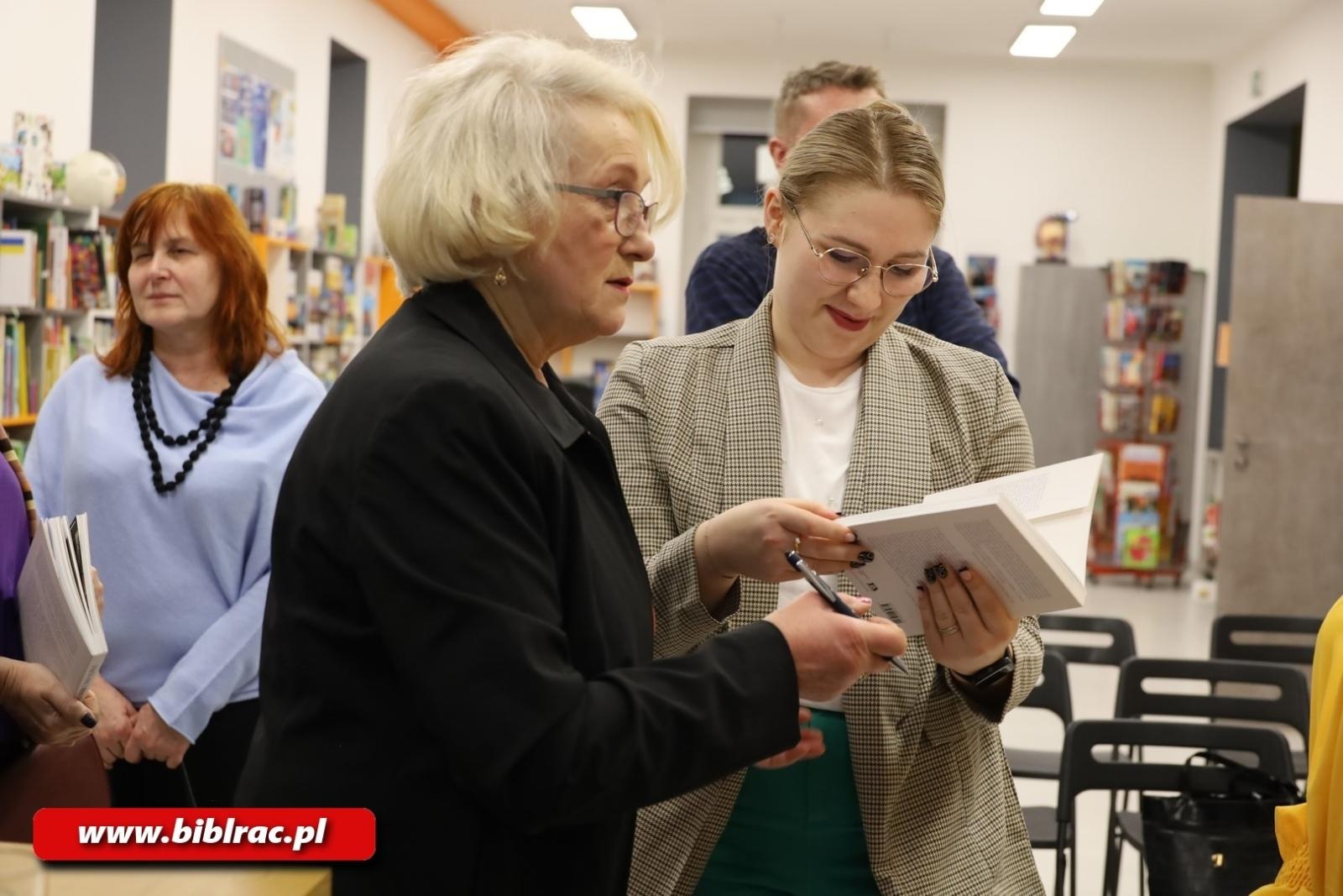 Zdjęcie w galerii na portalu naszraciborz.pl: Kobiety mają głos! Opowieści kobiet z rodzin górniczych w bibliotece wiadomości z regionu