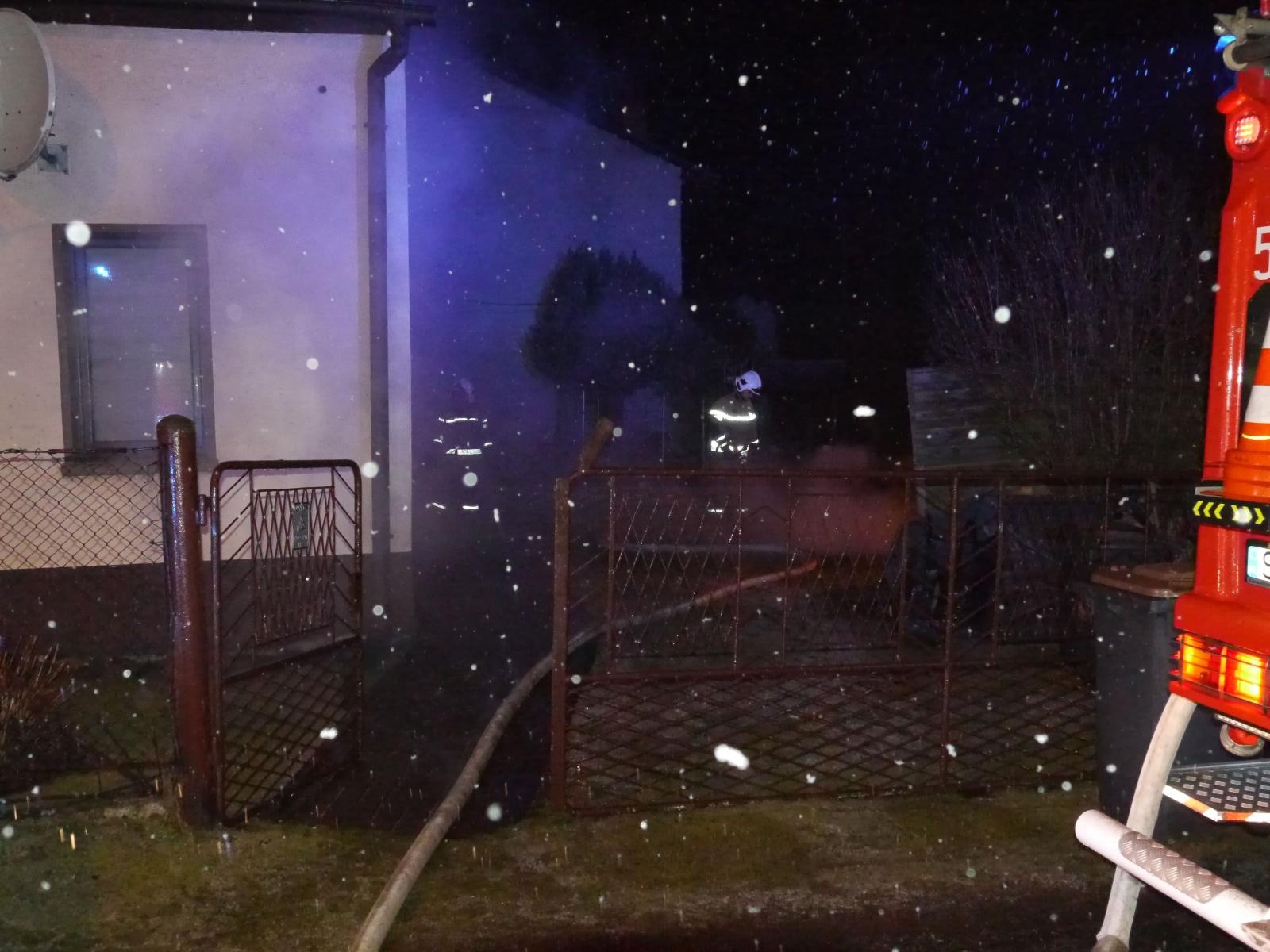 Zdjęcie w galerii na portalu naszraciborz.pl: Iskry z komina przy Rzecznej w Nędzy [FOTO] wiadomości z regionu