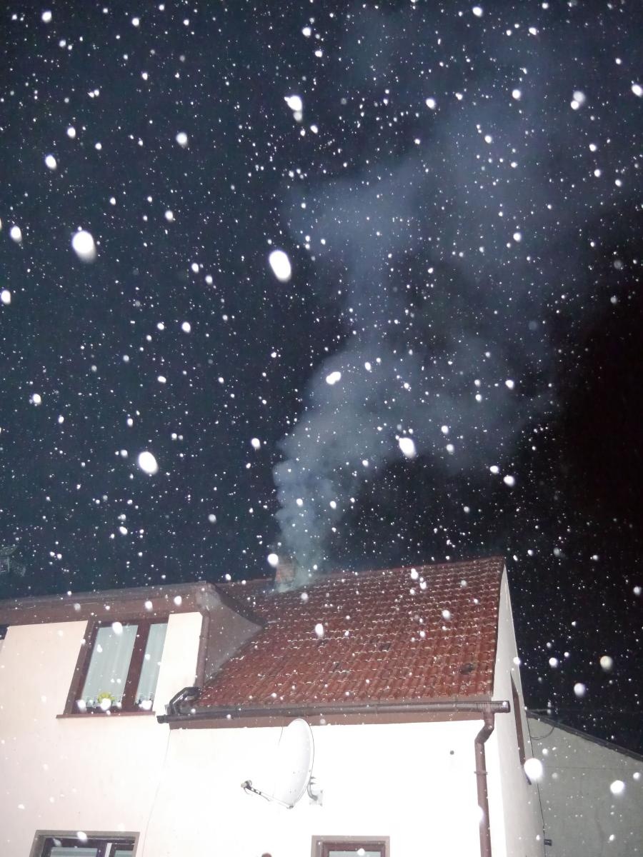 Zdjęcie w galerii na portalu naszraciborz.pl: Iskry z komina przy Rzecznej w Nędzy [FOTO] wiadomości z regionu