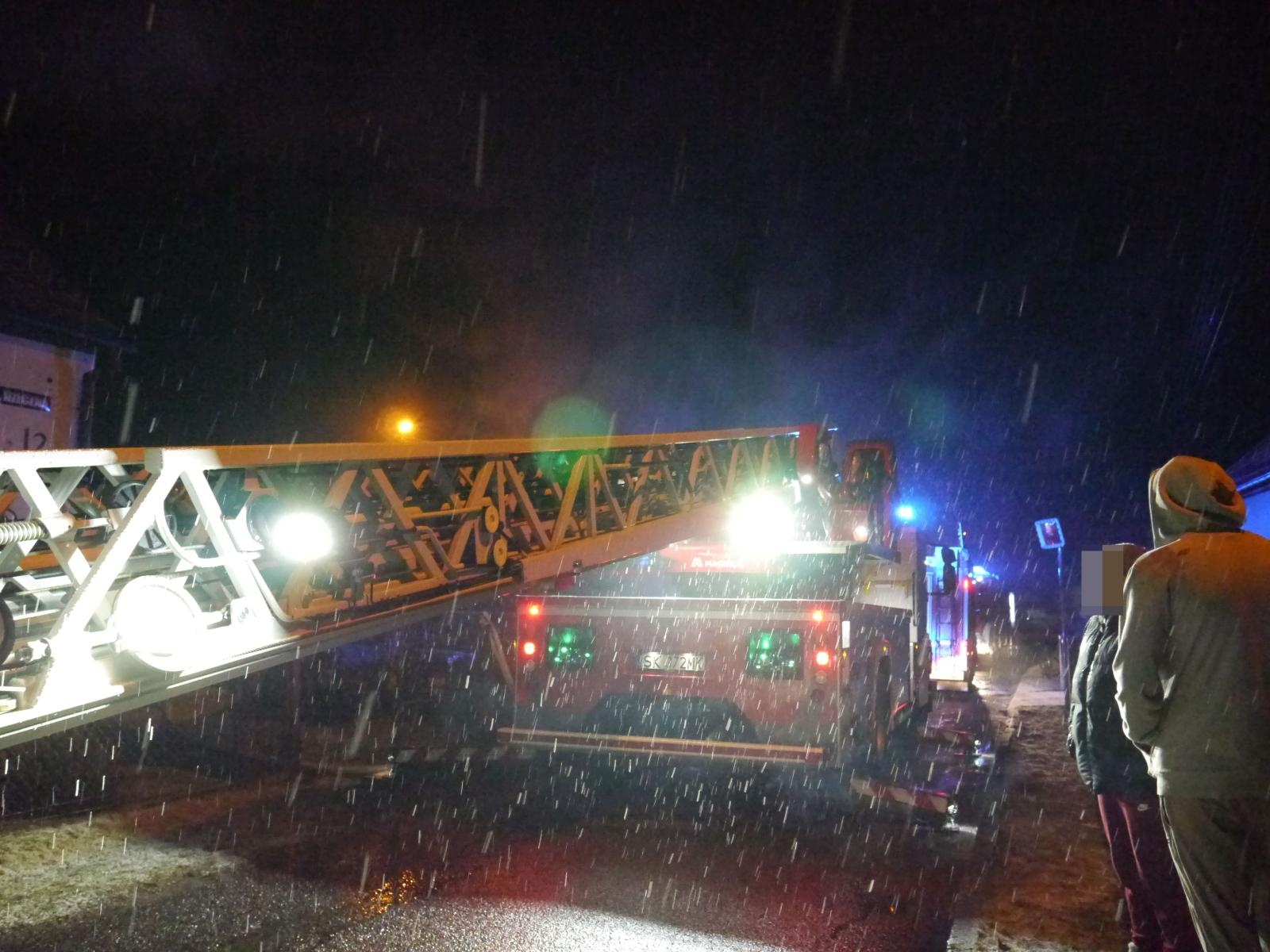 Zdjęcie w galerii na portalu naszraciborz.pl: Iskry z komina przy Rzecznej w Nędzy [FOTO] wiadomości z regionu