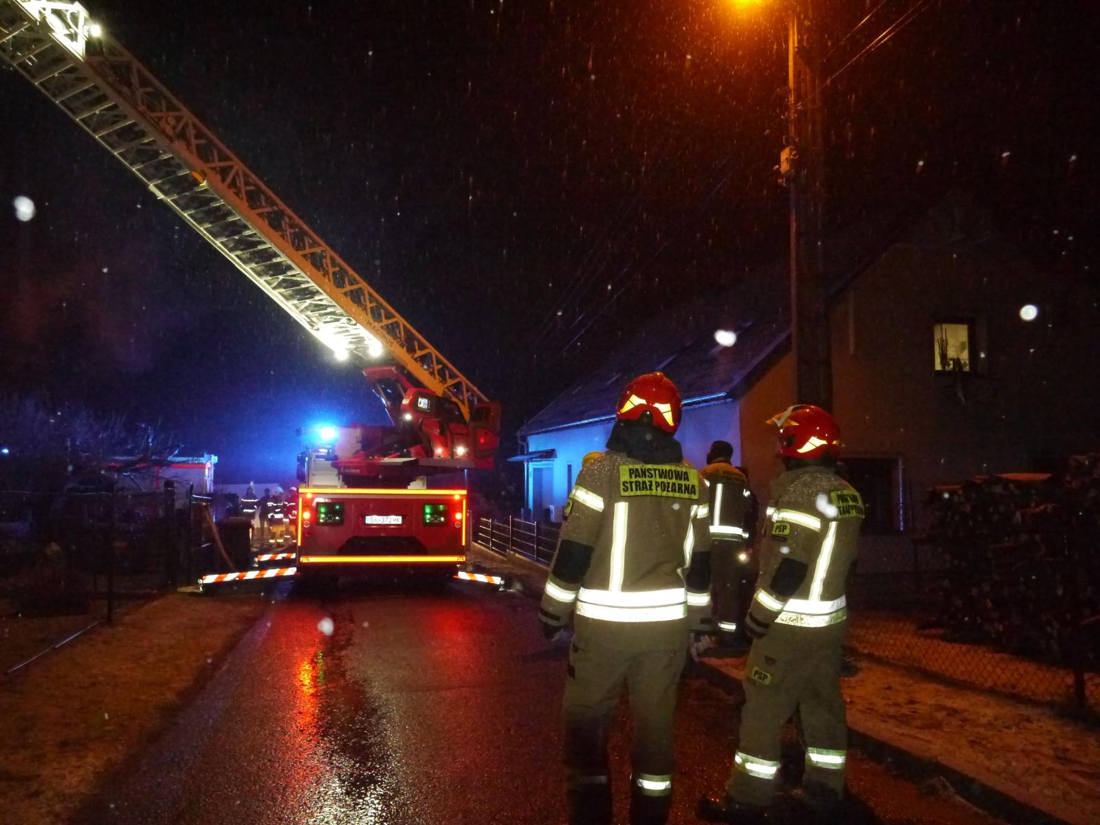 Zdjęcie w galerii na portalu naszraciborz.pl: Iskry z komina przy Rzecznej w Nędzy [FOTO] wiadomości z regionu