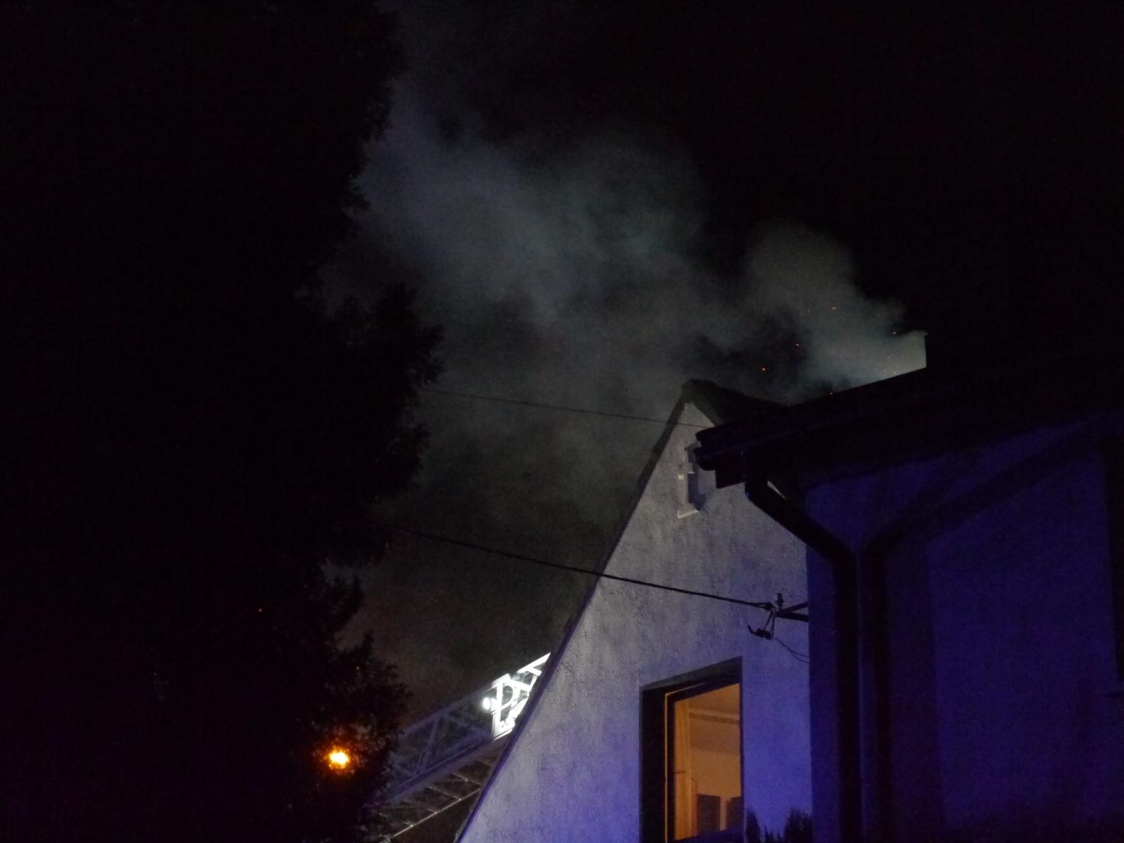 Zdjęcie w galerii na portalu naszraciborz.pl: Iskry z komina przy Rzecznej w Nędzy [FOTO] wiadomości z regionu