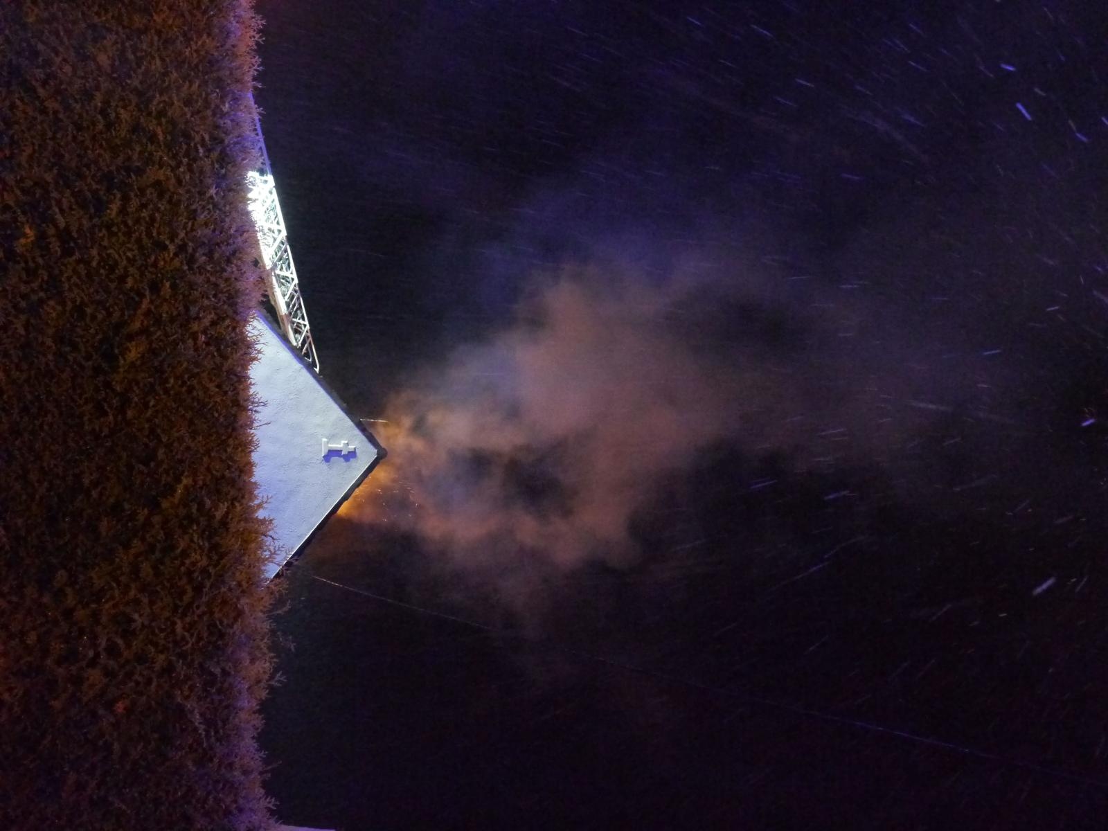 Zdjęcie w galerii na portalu naszraciborz.pl: Iskry z komina przy Rzecznej w Nędzy [FOTO] wiadomości z regionu