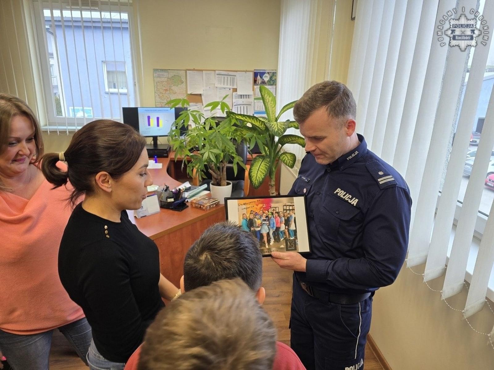 Zdjęcie w galerii na portalu naszraciborz.pl: Zwycięzcy licytacji zwiedzili raciborską komendę [FOTO] wiadomości z regionu