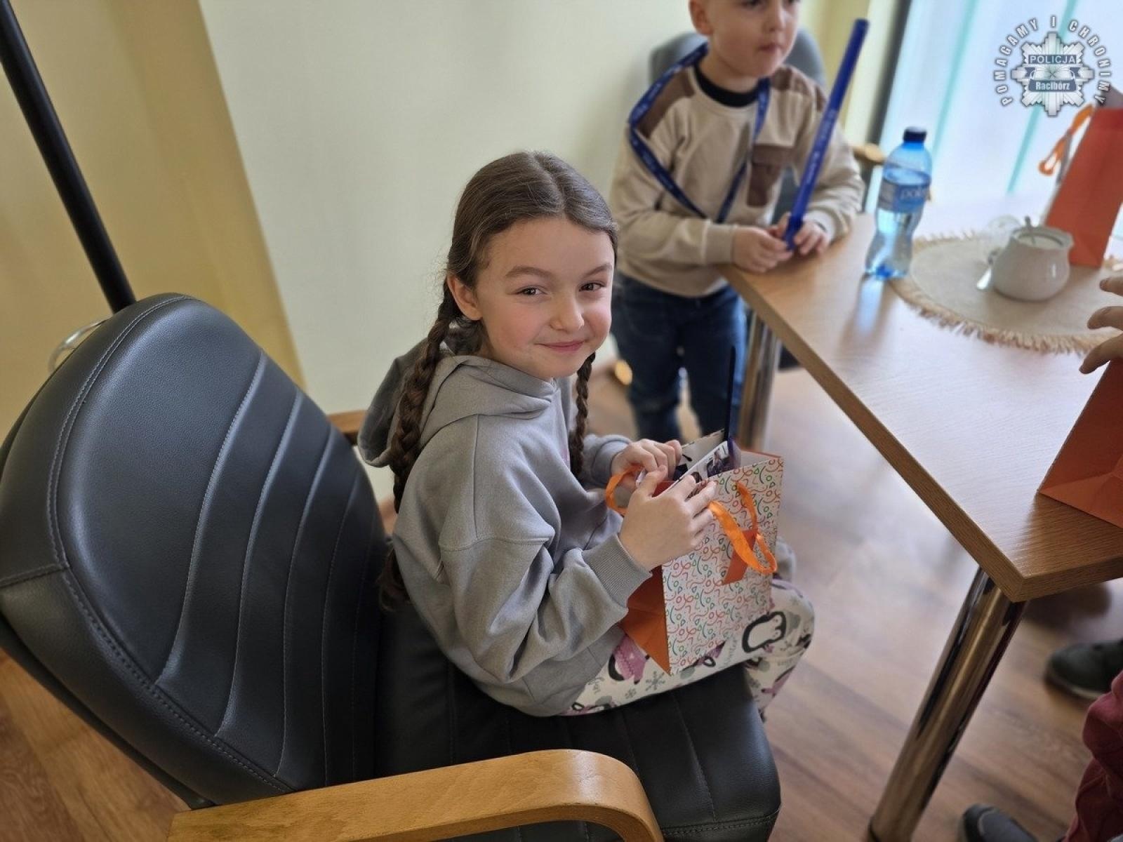 Zdjęcie w galerii na portalu naszraciborz.pl: Zwycięzcy licytacji zwiedzili raciborską komendę [FOTO] wiadomości z regionu