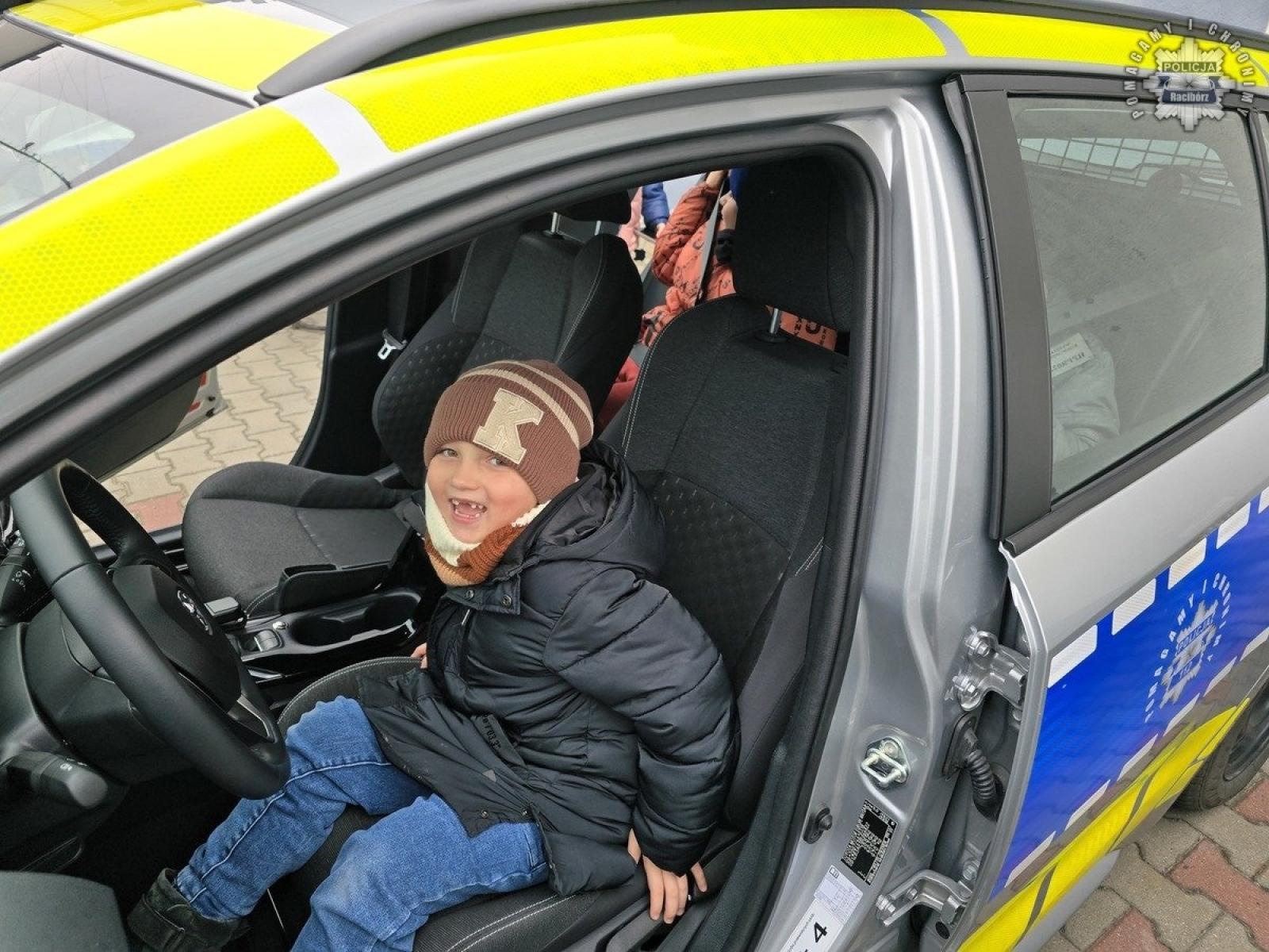 Zdjęcie w galerii na portalu naszraciborz.pl: Zwycięzcy licytacji zwiedzili raciborską komendę [FOTO] wiadomości z regionu