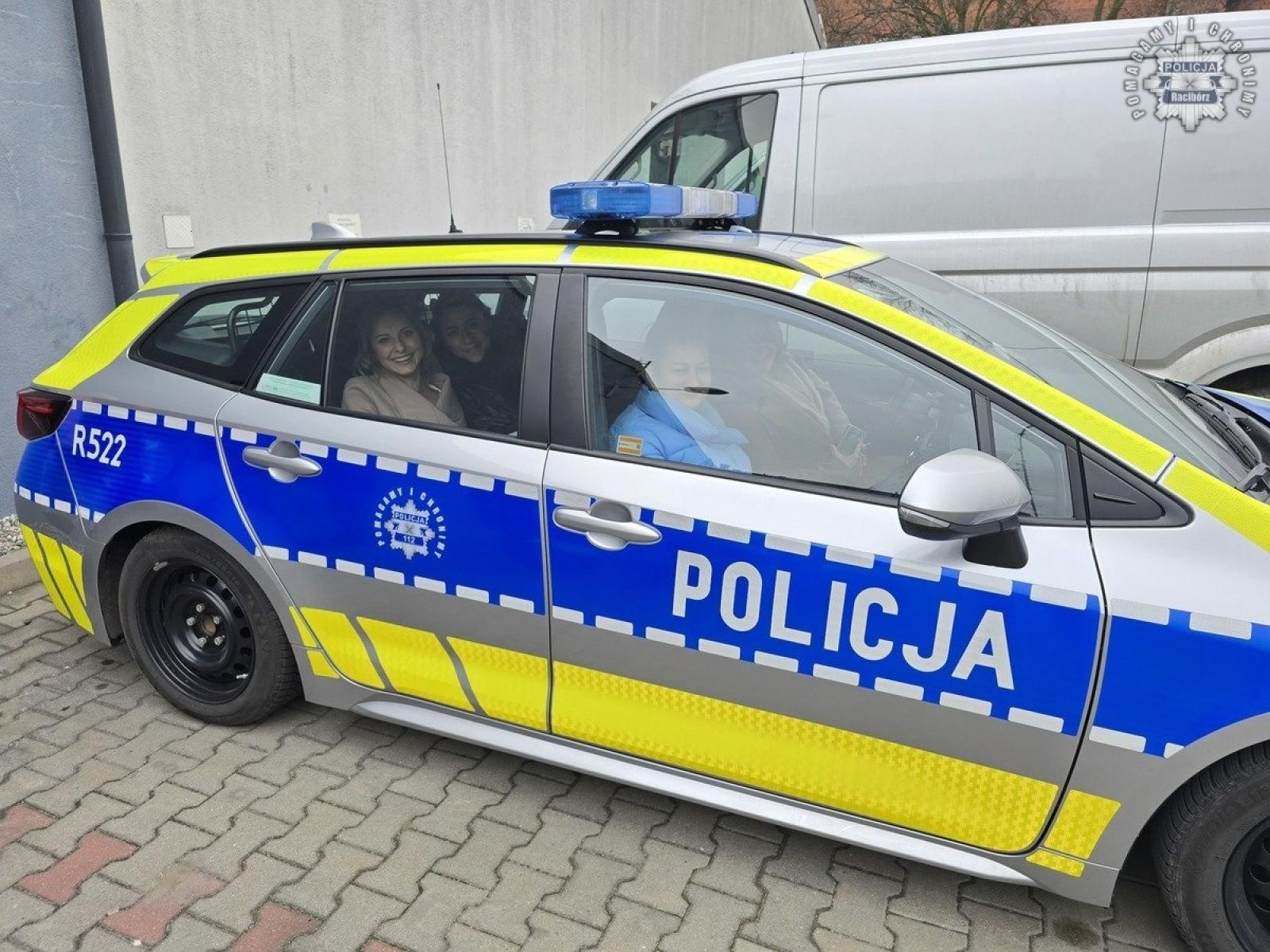 Zdjęcie w galerii na portalu naszraciborz.pl: Zwycięzcy licytacji zwiedzili raciborską komendę [FOTO] wiadomości z regionu