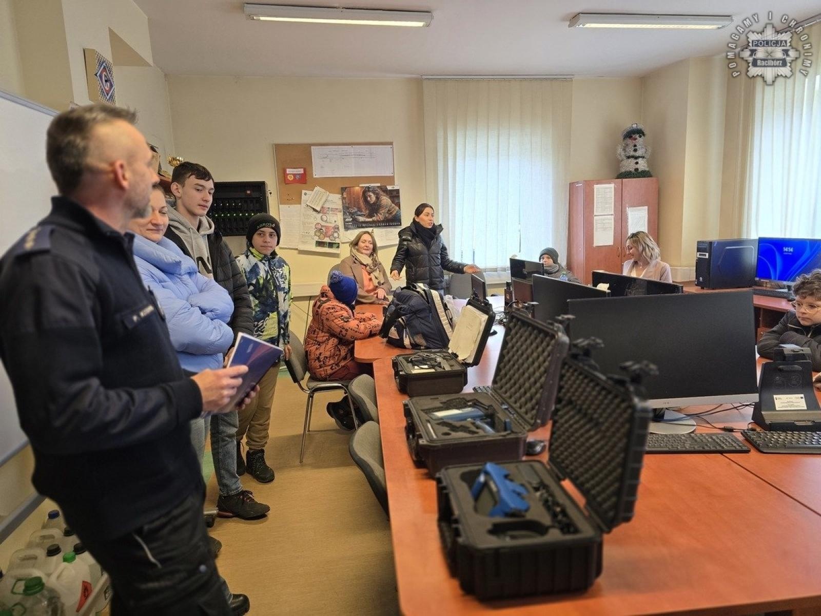 Zdjęcie w galerii na portalu naszraciborz.pl: Zwycięzcy licytacji zwiedzili raciborską komendę [FOTO] wiadomości z regionu