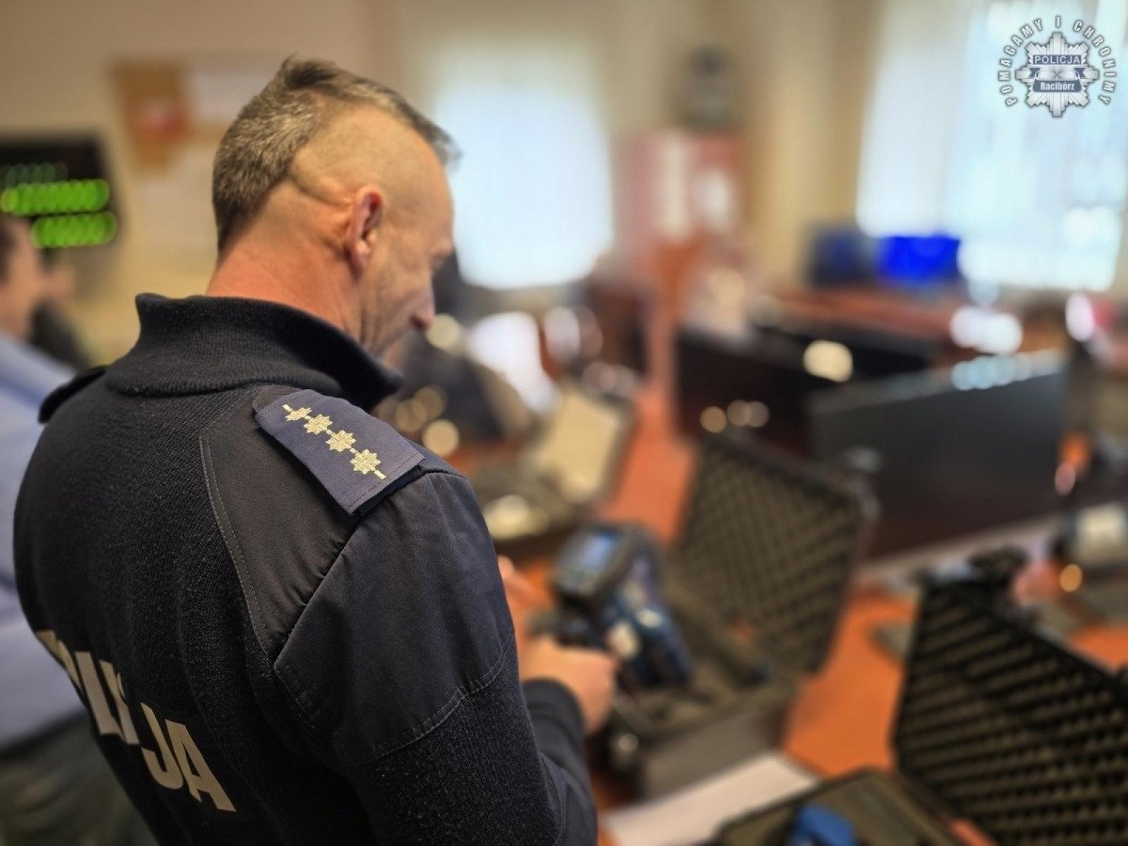 Zdjęcie w galerii na portalu naszraciborz.pl: Zwycięzcy licytacji zwiedzili raciborską komendę [FOTO] wiadomości z regionu