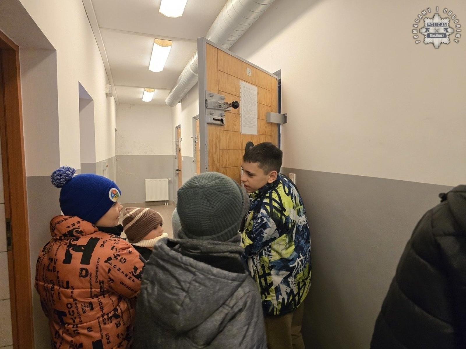 Zdjęcie w galerii na portalu naszraciborz.pl: Zwycięzcy licytacji zwiedzili raciborską komendę [FOTO] wiadomości z regionu