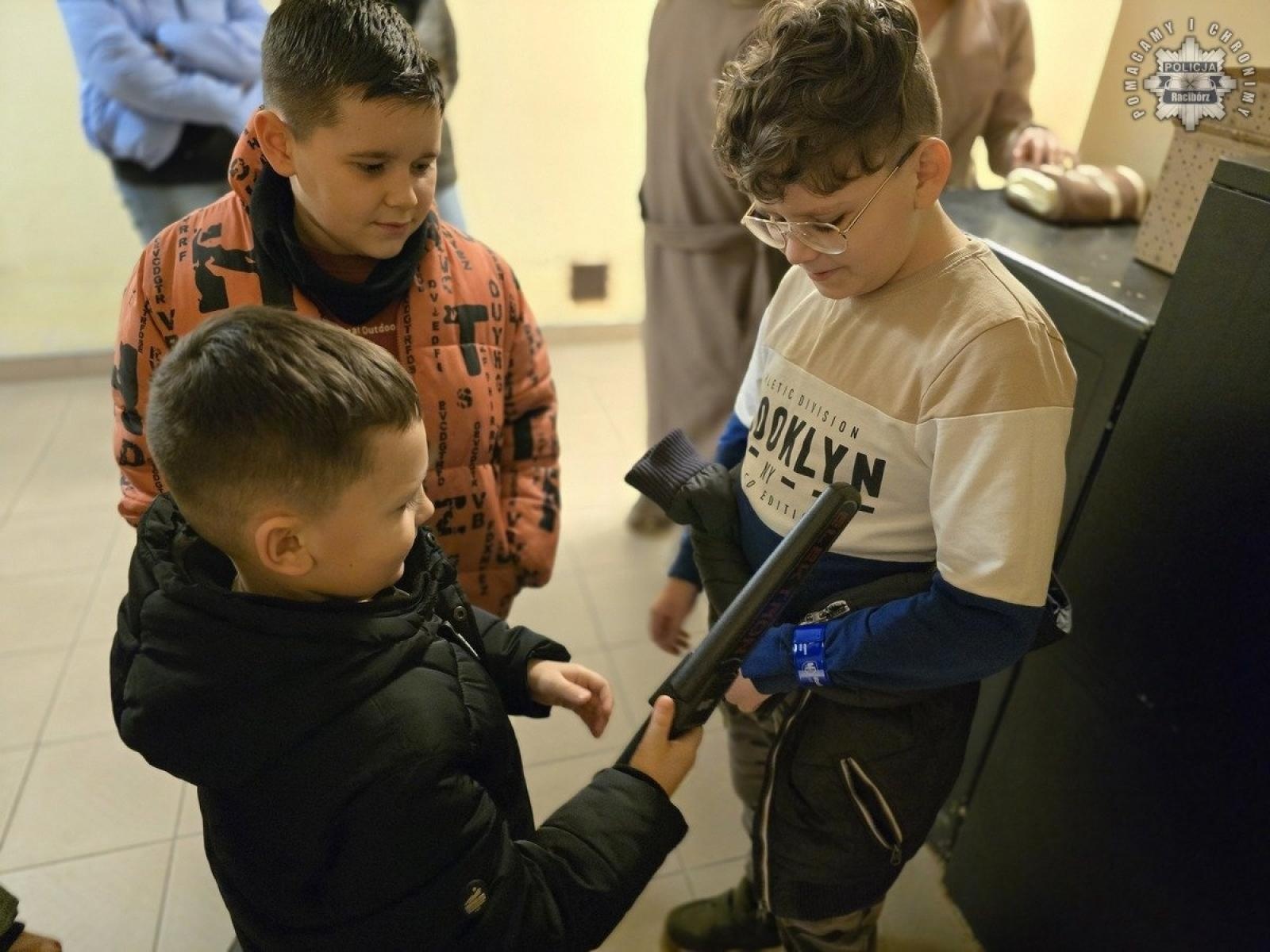 Zdjęcie w galerii na portalu naszraciborz.pl: Zwycięzcy licytacji zwiedzili raciborską komendę [FOTO] wiadomości z regionu