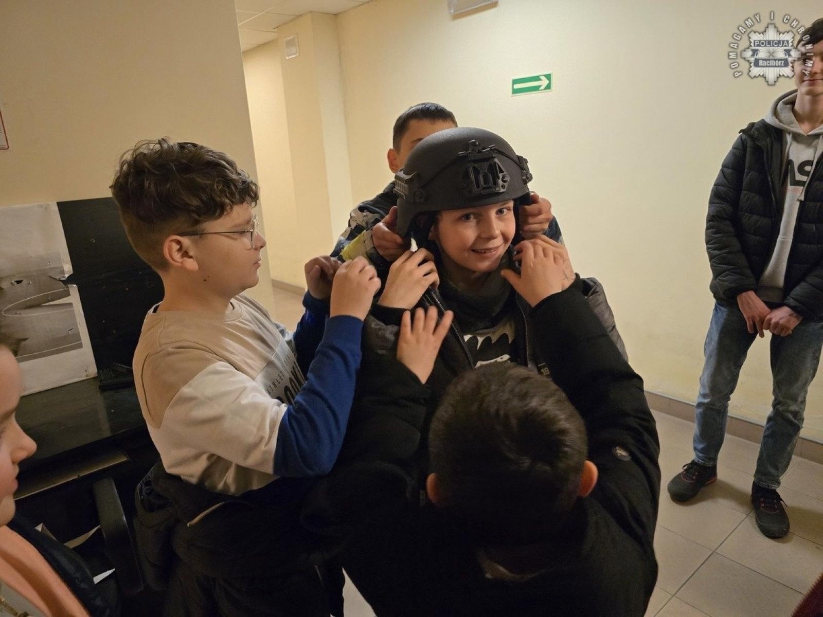 Zdjęcie w galerii na portalu naszraciborz.pl: Zwycięzcy licytacji zwiedzili raciborską komendę [FOTO] wiadomości z regionu