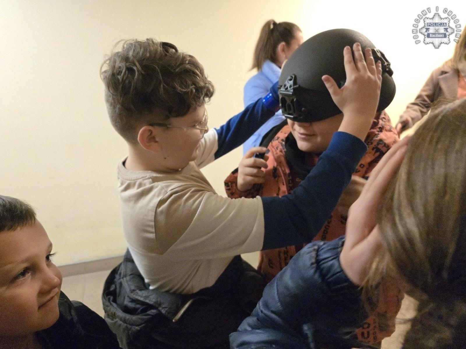 Zdjęcie w galerii na portalu naszraciborz.pl: Zwycięzcy licytacji zwiedzili raciborską komendę [FOTO] wiadomości z regionu