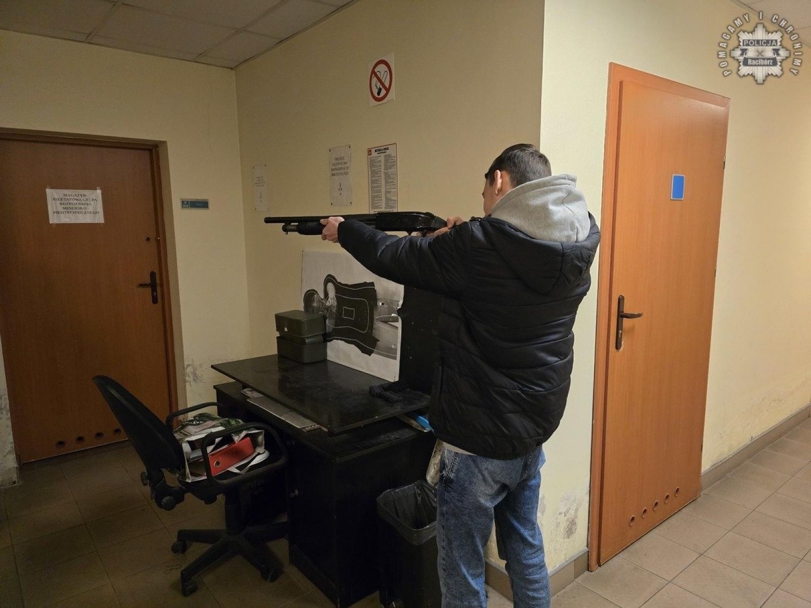 Zdjęcie w galerii na portalu naszraciborz.pl: Zwycięzcy licytacji zwiedzili raciborską komendę [FOTO] wiadomości z regionu