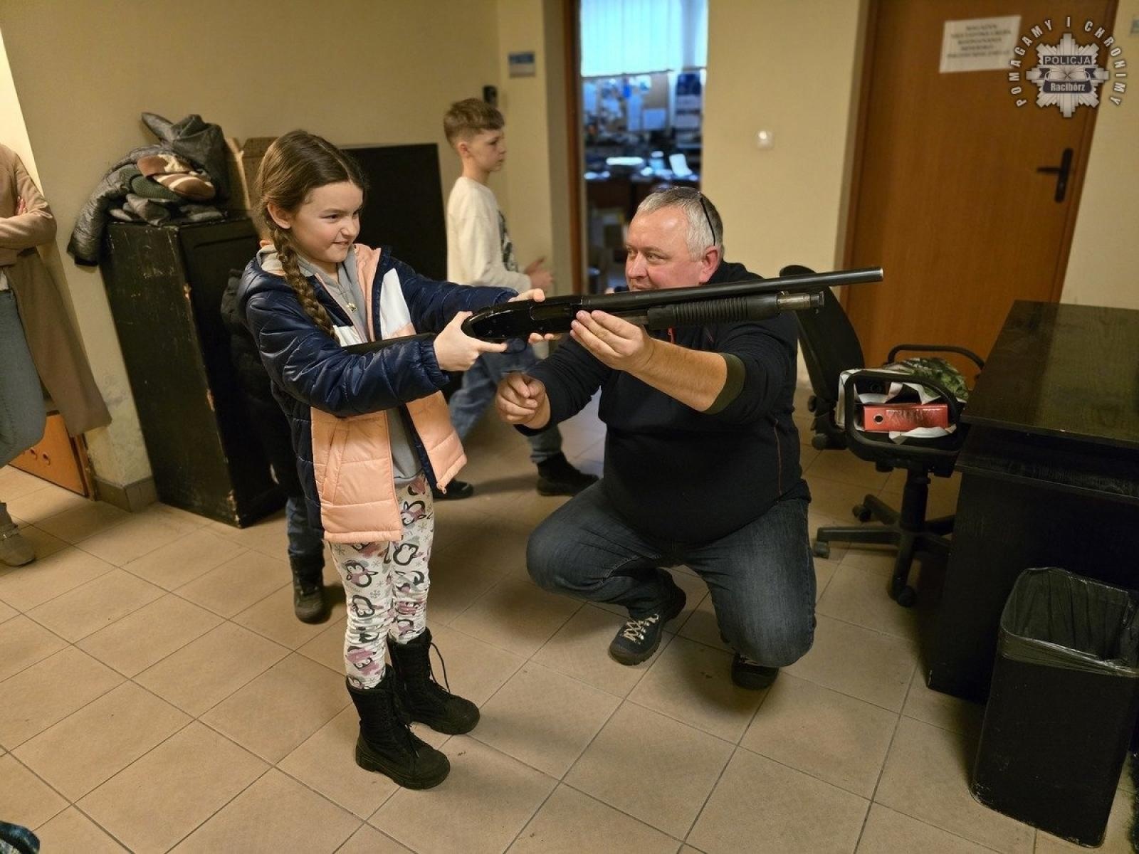 Zdjęcie w galerii na portalu naszraciborz.pl: Zwycięzcy licytacji zwiedzili raciborską komendę [FOTO] wiadomości z regionu