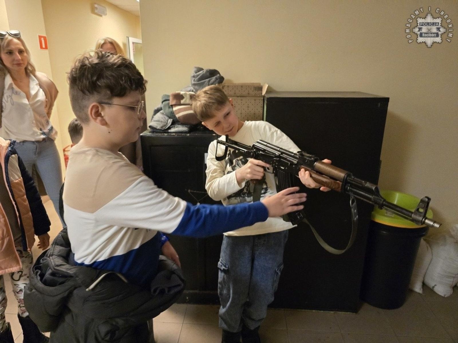 Zdjęcie w galerii na portalu naszraciborz.pl: Zwycięzcy licytacji zwiedzili raciborską komendę [FOTO] wiadomości z regionu