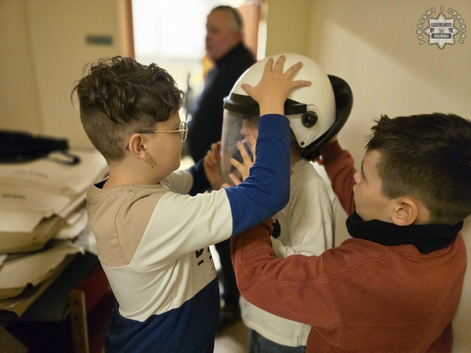 Zdjęcie w galerii na portalu naszraciborz.pl: Zwycięzcy licytacji zwiedzili raciborską komendę [FOTO] wiadomości z regionu