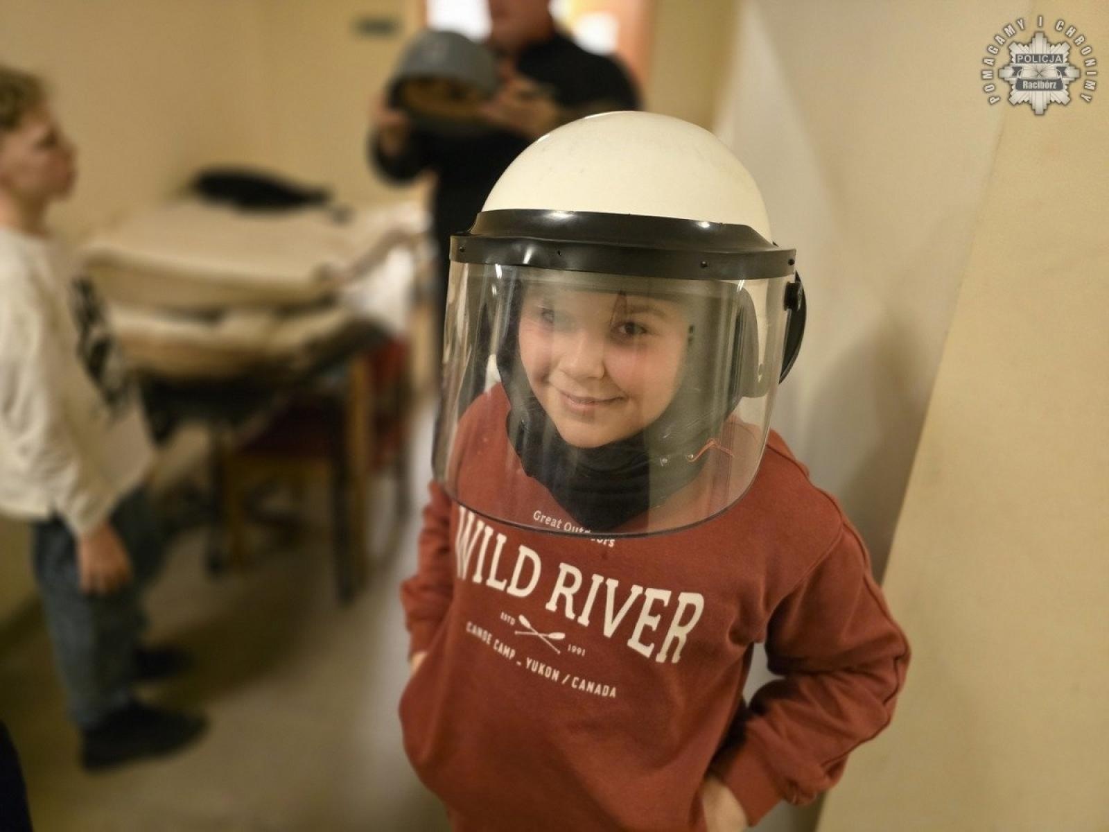 Zdjęcie w galerii na portalu naszraciborz.pl: Zwycięzcy licytacji zwiedzili raciborską komendę [FOTO] wiadomości z regionu