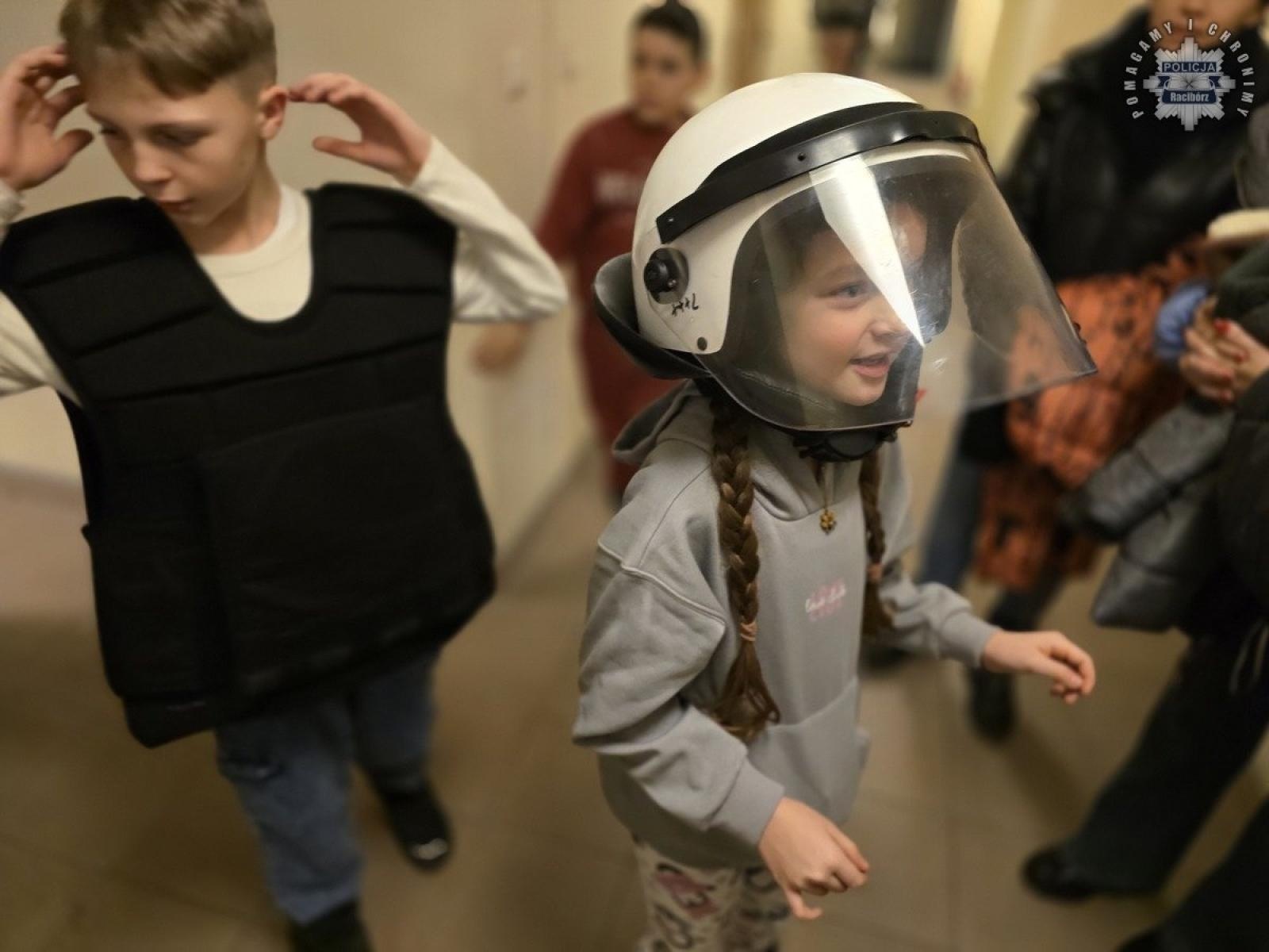 Zdjęcie w galerii na portalu naszraciborz.pl: Zwycięzcy licytacji zwiedzili raciborską komendę [FOTO] wiadomości z regionu