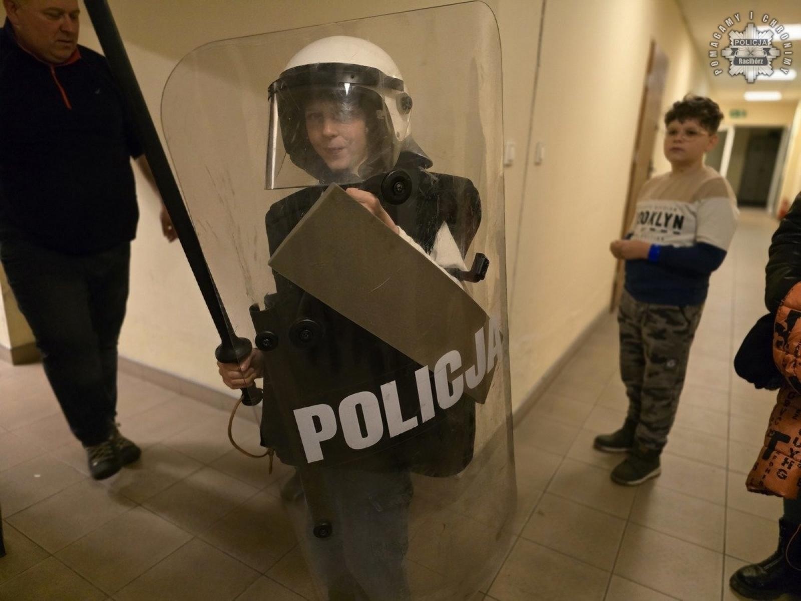 Zdjęcie w galerii na portalu naszraciborz.pl: Zwycięzcy licytacji zwiedzili raciborską komendę [FOTO] wiadomości z regionu