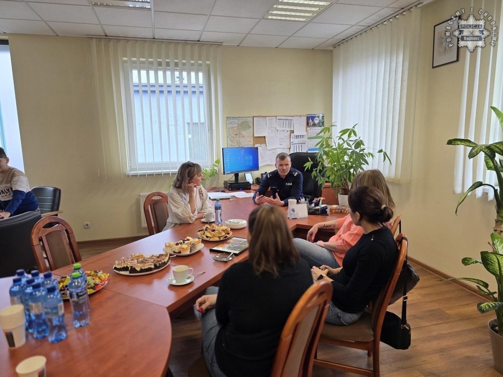Zdjęcie w galerii na portalu naszraciborz.pl: Zwycięzcy licytacji zwiedzili raciborską komendę [FOTO] wiadomości z regionu