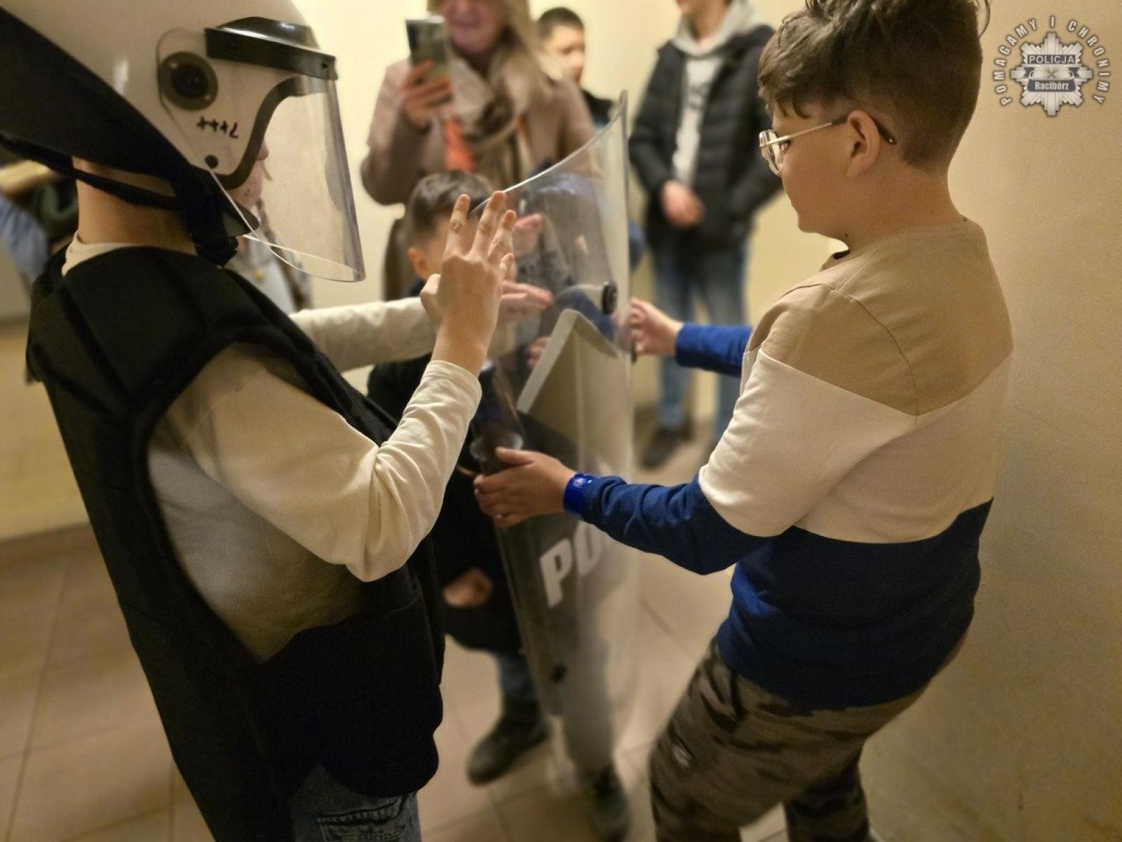 Zdjęcie w galerii na portalu naszraciborz.pl: Zwycięzcy licytacji zwiedzili raciborską komendę [FOTO] wiadomości z regionu