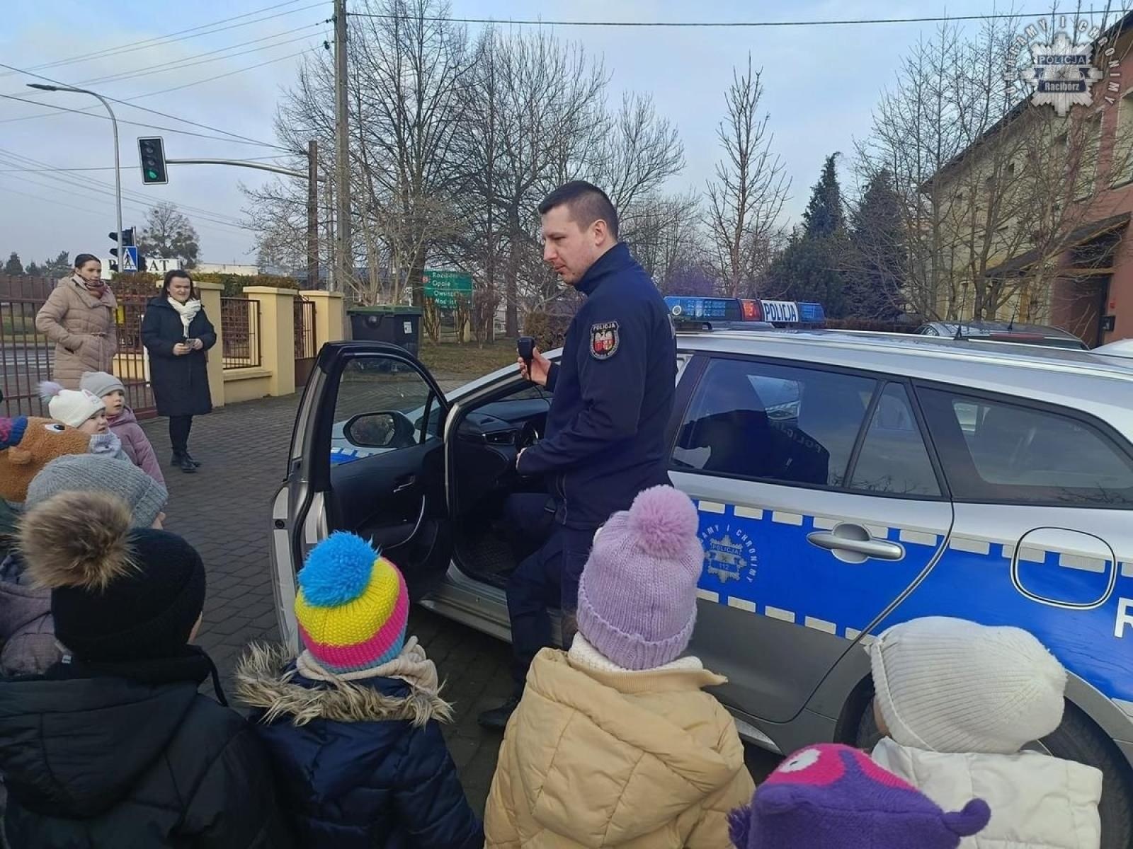 Zdjęcie w galerii na portalu naszraciborz.pl: Dzielnicowi z Krzyżanowic na spotkaniu z dziećmi wiadomości z regionu