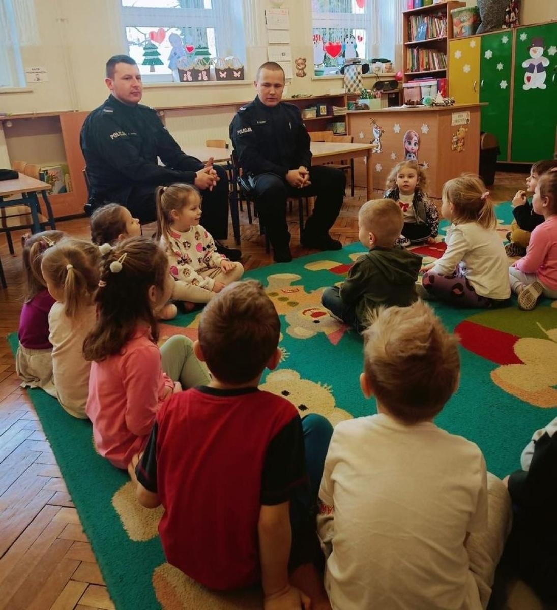 Zdjęcie w galerii na portalu naszraciborz.pl: Dzielnicowi z Krzyżanowic na spotkaniu z dziećmi wiadomości z regionu