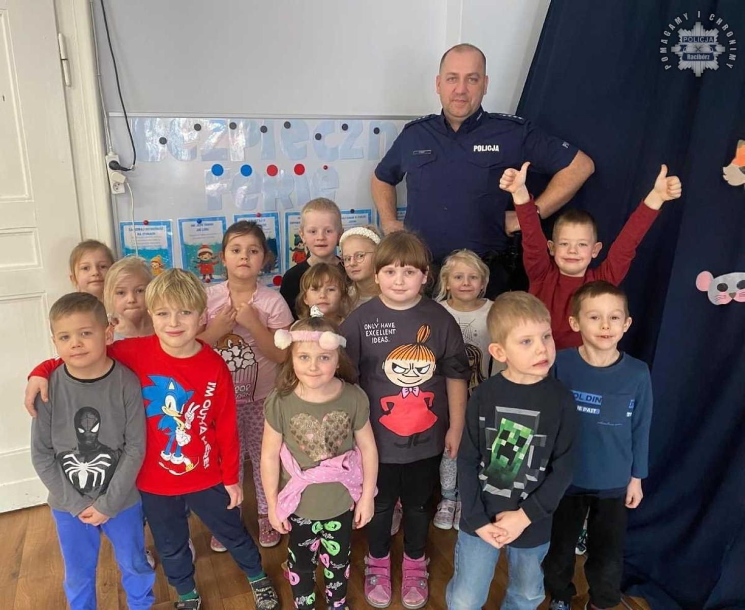 Zdjęcie w galerii na portalu naszraciborz.pl: Przedszkolaki z Dwunastki spotkały się z policjantem wiadomości z regionu