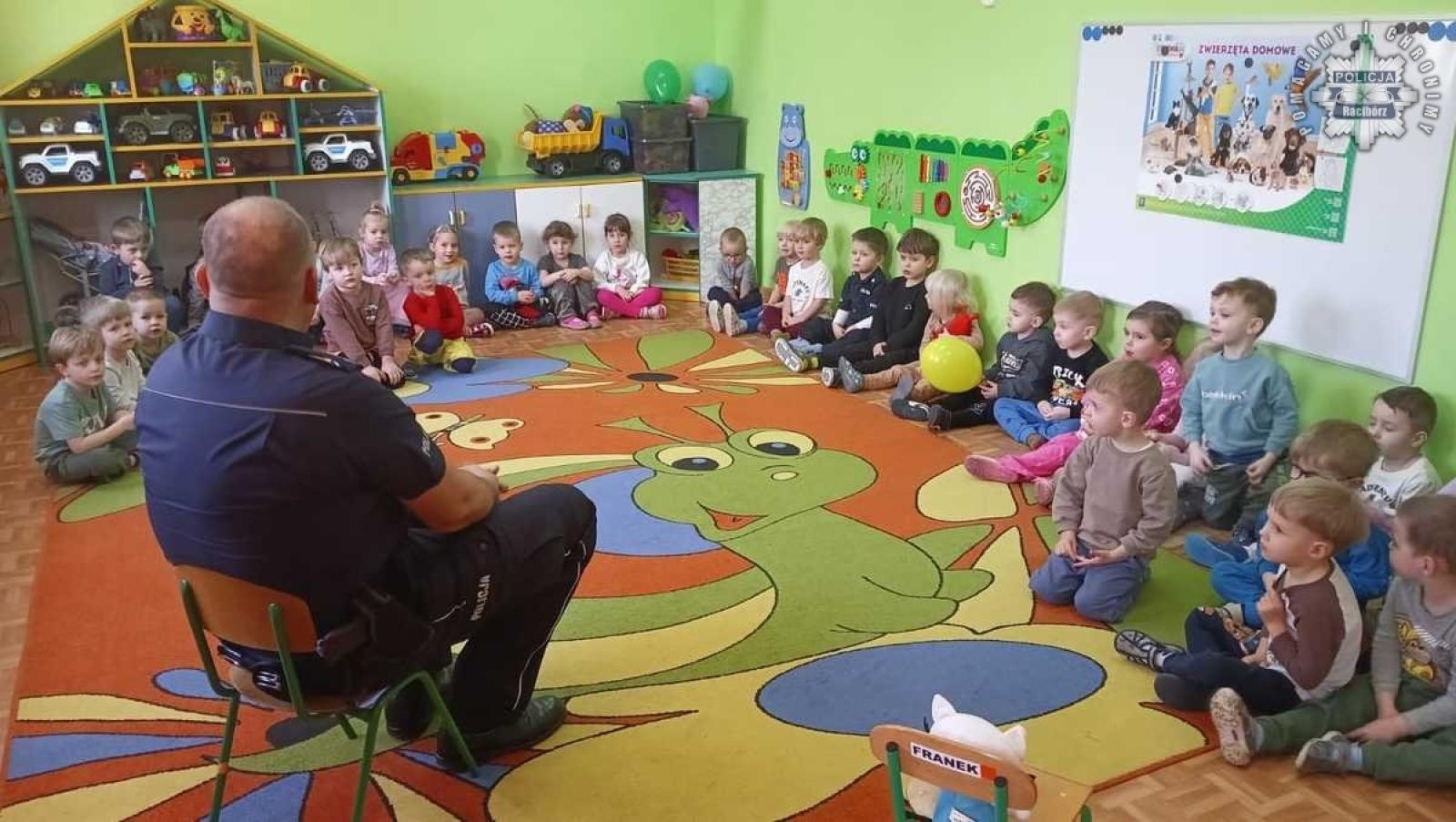 Zdjęcie w galerii na portalu naszraciborz.pl: Przedszkolaki z Dwunastki spotkały się z policjantem wiadomości z regionu