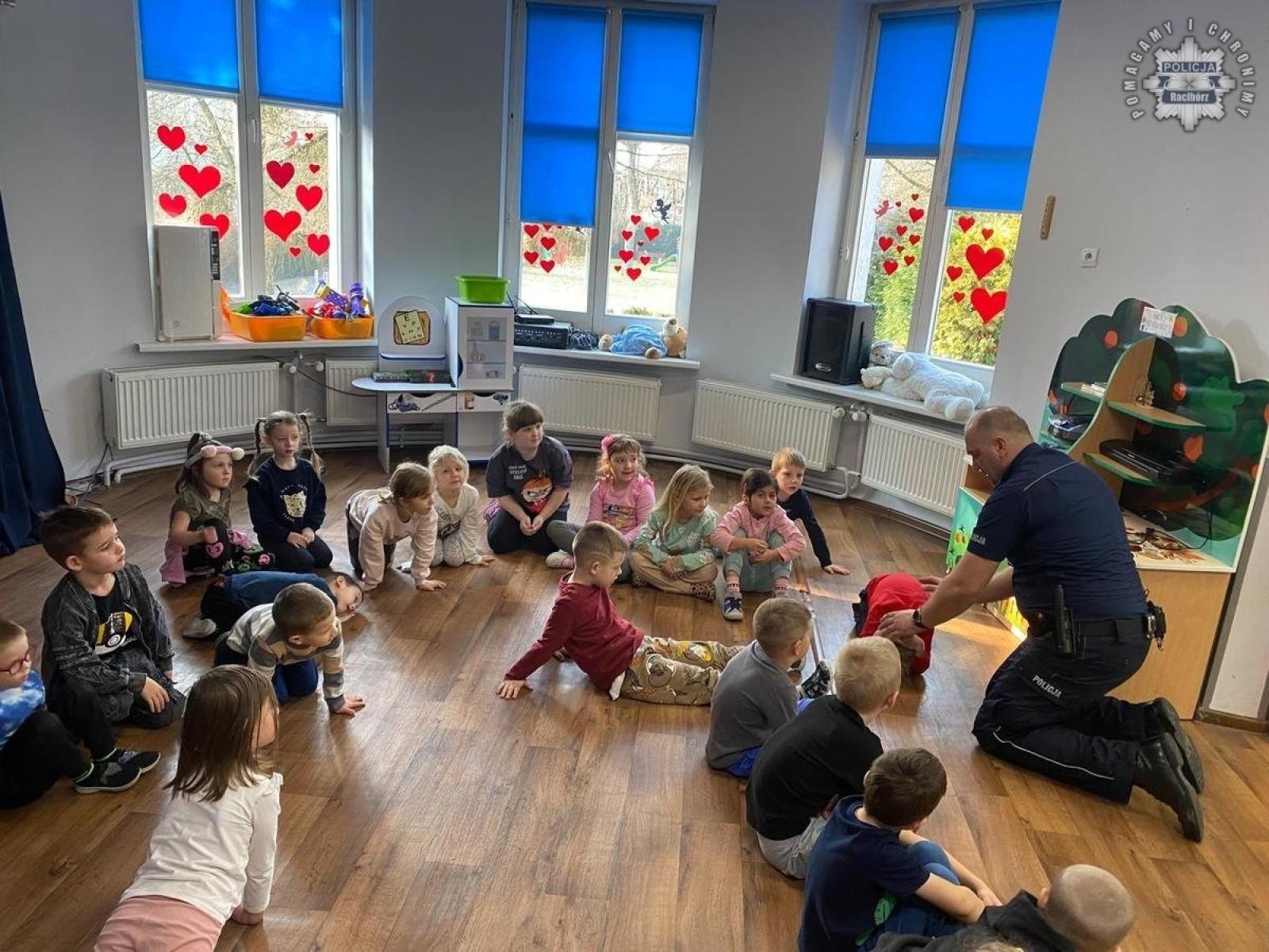 Zdjęcie w galerii na portalu naszraciborz.pl: Przedszkolaki z Dwunastki spotkały się z policjantem wiadomości z regionu